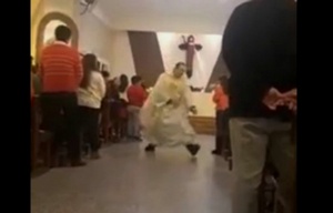 El padre Gabriel canta y baila.