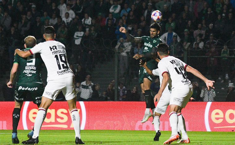 FOTO: Newell's empata sin goles un pobre partido en su visita a Sarmiento de Junín.