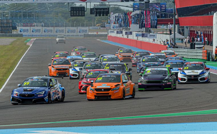 FOTO: Con otra carrera 'Endurance', el TCRSA abre su periplo brasileño en San Pablo