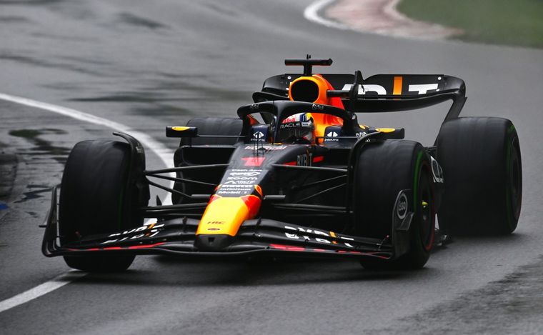 FOTO: En la lluvia, Verstappen puso su Red Bull al frente