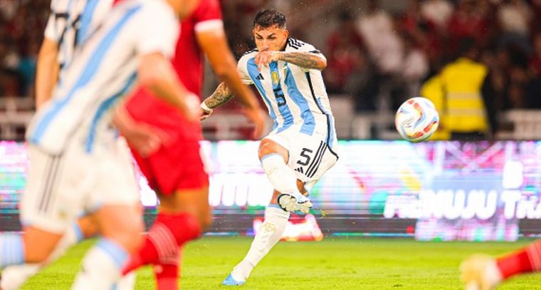 FOTO: Leandro Paredes puso el primero para la selección con un golazo (Foto: @Argentina)