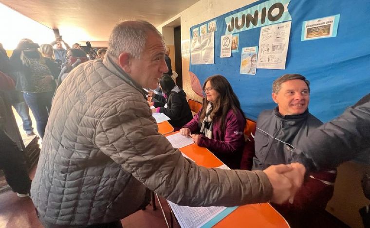 FOTO: Luis Juez emite su voto durante las elecciones en Córdoba