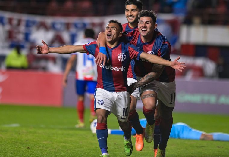 FOTO: Barrios festeja su gol, el cuarto del 