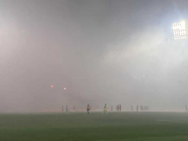 FOTO: El partido fue interrumpido unos minutos por el humo.