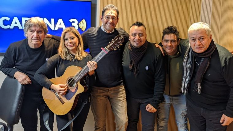 FOTO: Los de Alberdi homenajearon a Córdoba y al país en la previa del 9 de Julio.