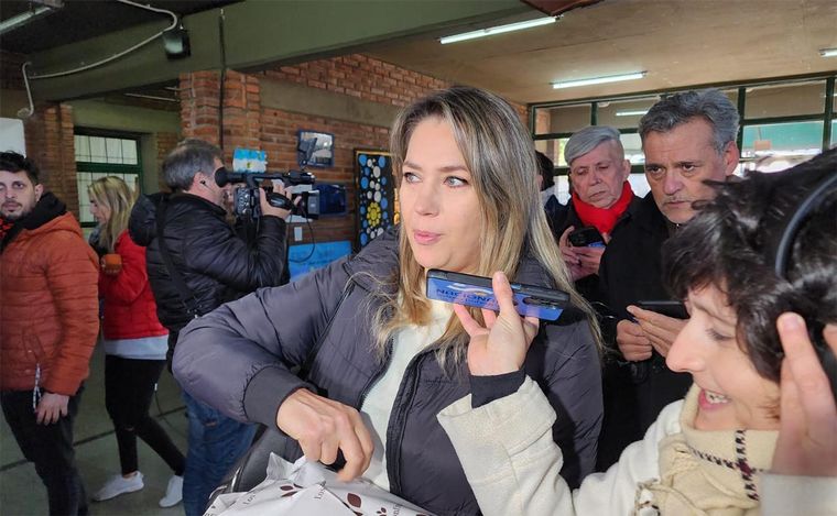 FOTO: Carolina Losada votó en Rosario y habló en Cadena 3. 