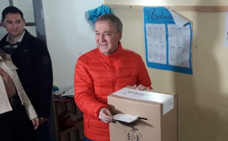 FOTO: Juan Schiaretti emite su voto en las elecciones municipales de Córdoba.