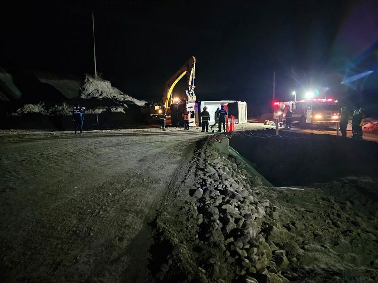 FOTO: Volcó su camión y falleció en la autovía en construcción Cosquín-Villa María