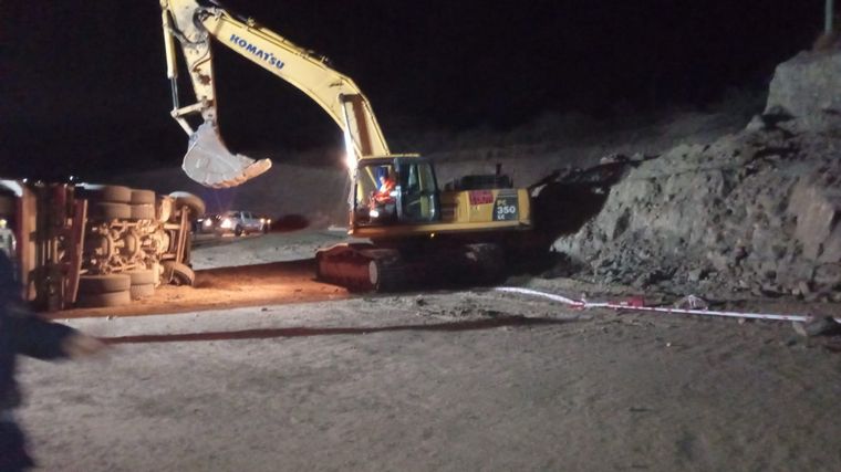 FOTO: Volcó su camión y falleció en la autovía en construcción Cosquín-Villa María