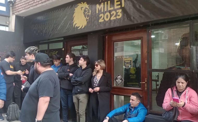 FOTO: Un grupo de personas espera la llegada de Javier Milei a Córdoba. (Foto: Cadena 3)