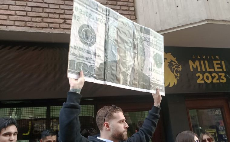 FOTO: Un grupo de personas espera la llegada de Javier Milei a Córdoba. (Foto: Cadena 3)