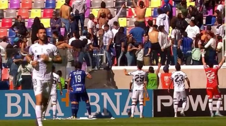 FOTO: Los jugadores les piden calma a los hinchas. (Foto: Captura de Transmisión) 