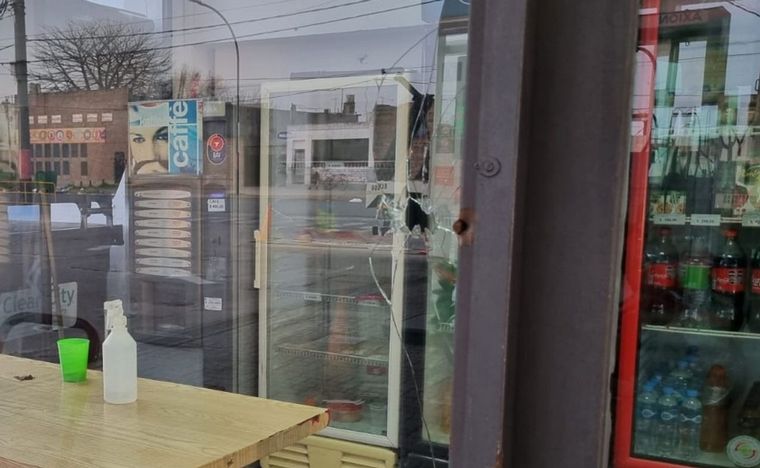 FOTO: Impactante: así quedaron los vidrios de la estación de servicio baleada.