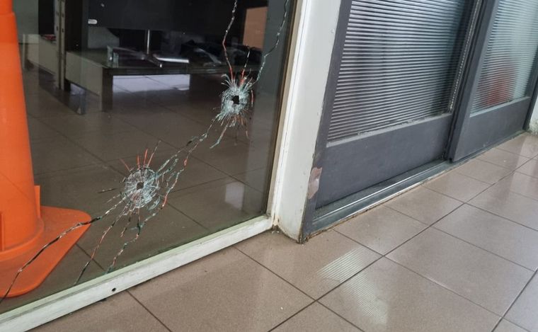 FOTO: Impactante: así quedaron los vidrios de la estación de servicio baleada.