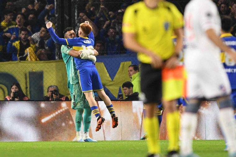 FOTO: Valentín Barco y Sergio Romero, las figuras de Boca.