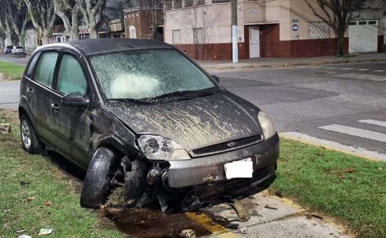 FOTO: El Ford Fiesta quedó destruido arriba del cantero central.