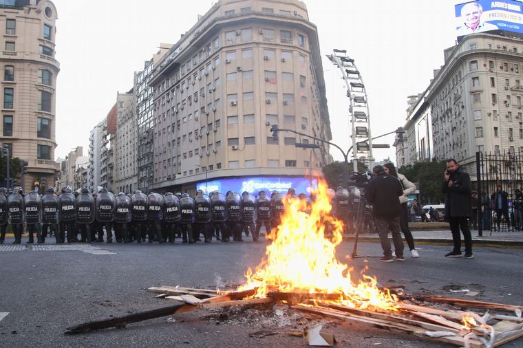 FOTO: Protesta de las organizaciones Votamos Luchar y Rebelión Popular en el Obelisco