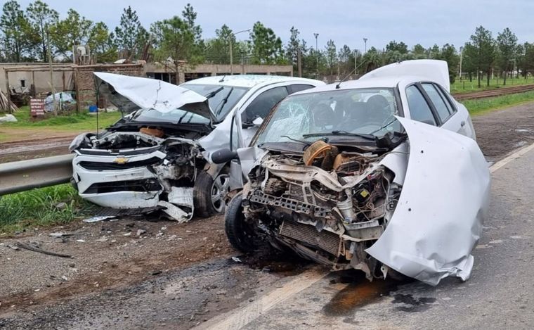 FOTO: Los autos que chocaron quedaron destrozados.