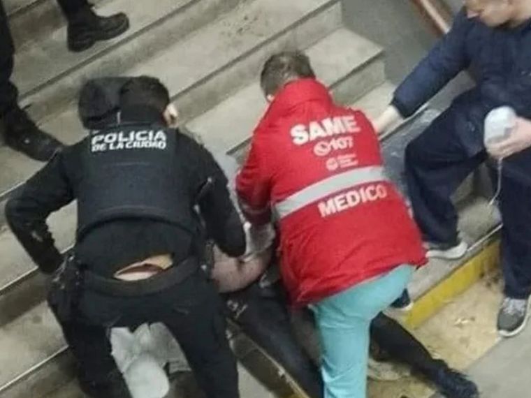 FOTO: Apuñalan a un hombre en la estación de tren de Palermo e investigan la causa