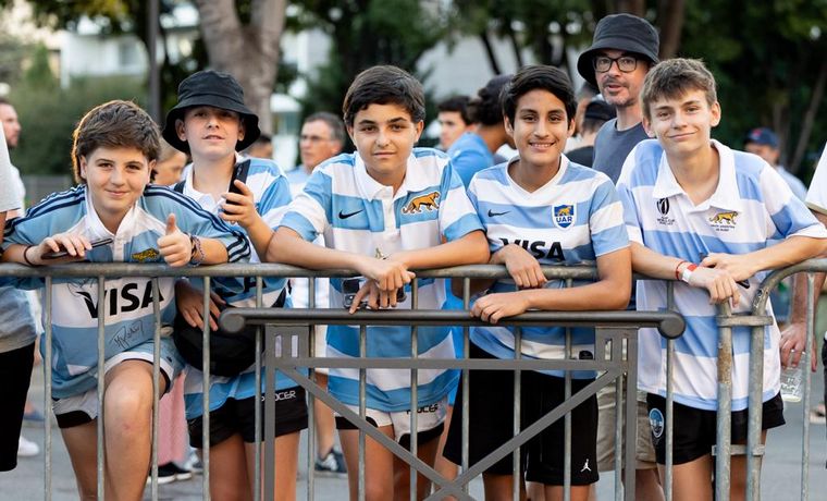 FOTO: Los hinchas argentinos invaden Marsella para alentar a Los Pumas. (Fotos:UAR)