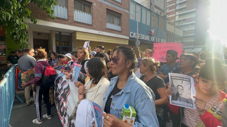 FOTO: Familiares y amigos de Gabriela Pérez marcharon al Soelsac para pedir justicia