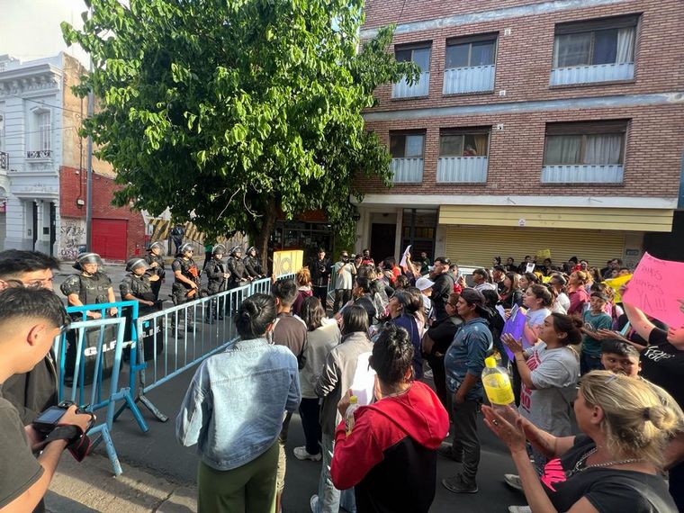 FOTO: Familiares y amigos de Gabriela Pérez marcharon al Soelsac para pedir justicia