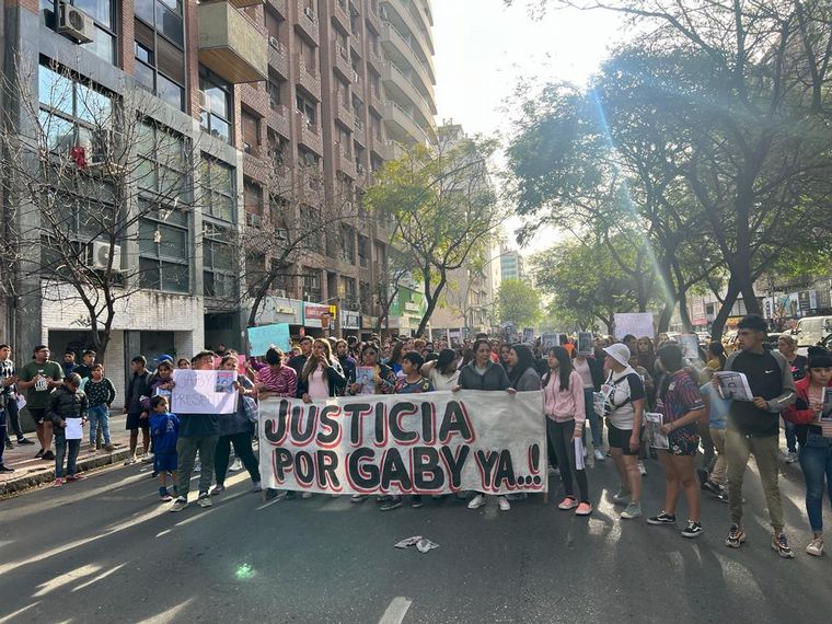 FOTO: Familiares y amigos de Gabriela Pérez marcharon al Soelsac para pedir justicia