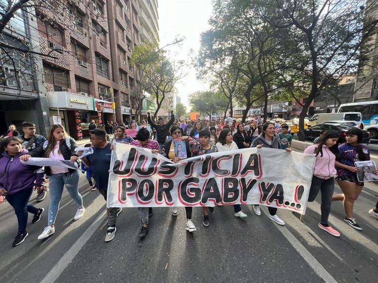 FOTO: Familiares y amigos de Gabriela Pérez marcharon al Soelsac para pedir justicia