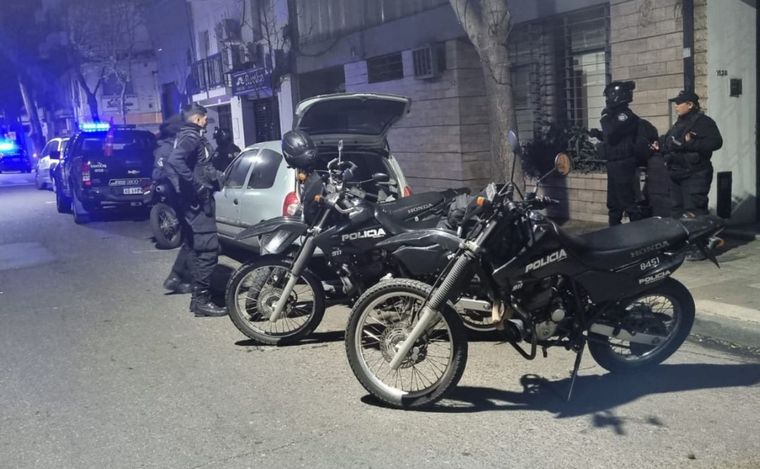 FOTO: Los efectivos policiales detuvieron a los delincuentes que robaban cosas del auto.