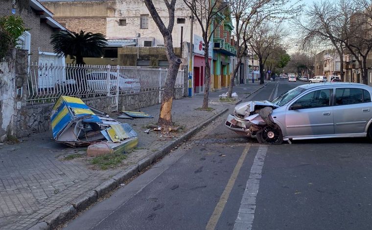 FOTO: La estructura telefónica y el Chevrolet Astra destruidos tras el choque.