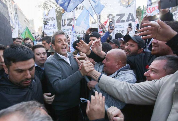 FOTO: Elogio del empobrecimiento: Massa con los sindicalistas.