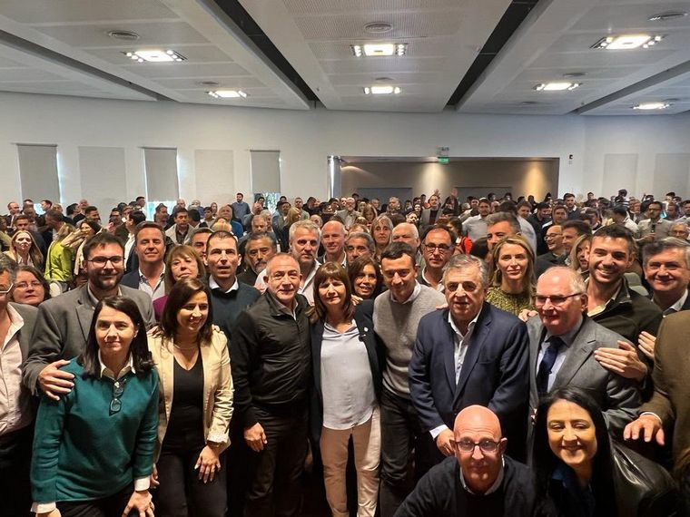 FOTO: La candidata Patricia Bullrich, con militantes de JxC en el hotel Quórum. 