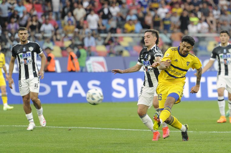 FOTO: Boca-Central Córdoba, un duelo intenso.