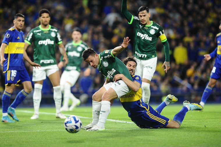 FOTO: Cavani fue titular en el luchado partido de semis.