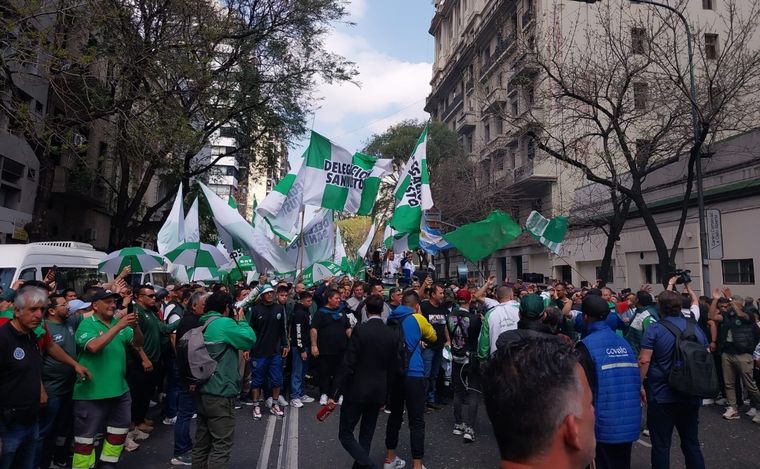 FOTO: La CGT y CTA volvió a las calles para apoyar a Massa.