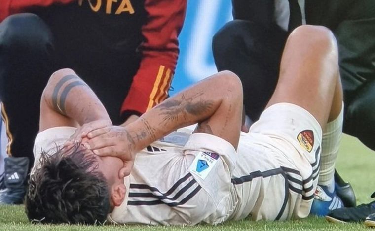 FOTO: Dybala salió lesionado en el partido de la Roma. (Foto:GOAL)