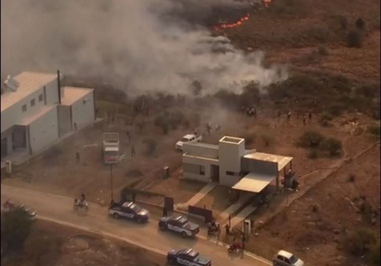 FOTO: Vecinos de Carlos Paz debieron evacuar sus viviendas por el fuego.