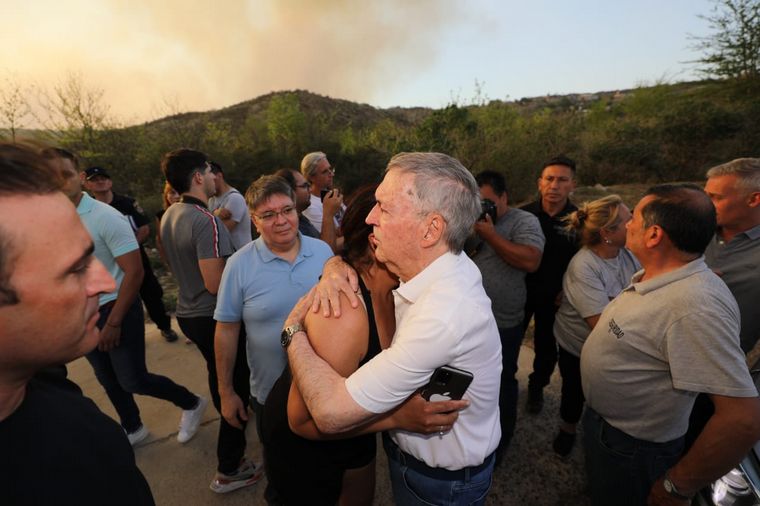 FOTO: El gobernador de Córdoba, Juan Schiaretti, estuvo en la zona de los incendios. 