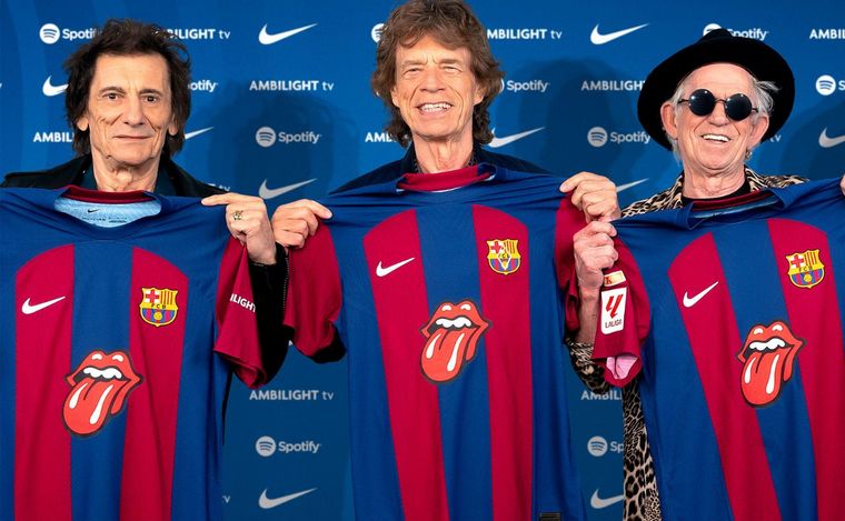 FOTO: Los Stones posando con su camiseta del 