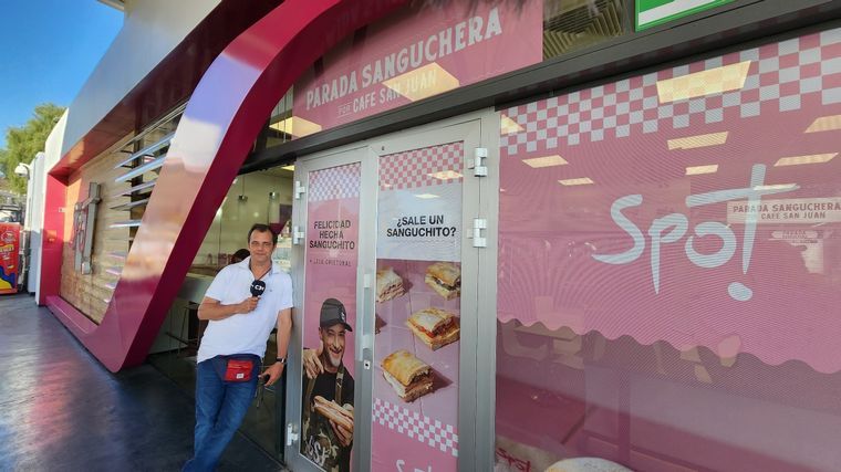 FOTO: Inauguró la primera Parada Sanguchera x Café San Juan en Córdoba.