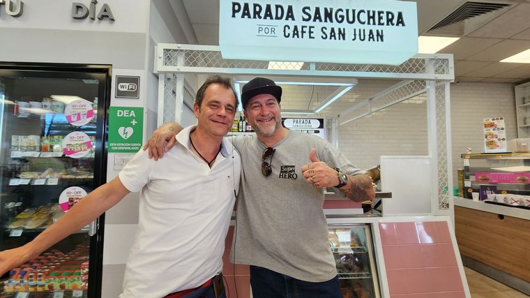 FOTO: Inauguró la primera Parada Sanguchera x Café San Juan en Córdoba.