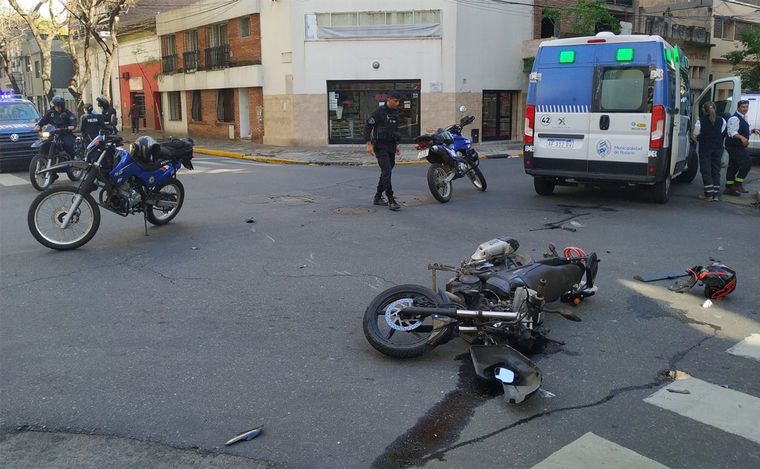 FOTO: Fuerte choque entre una camioneta y una moto en el centro: 