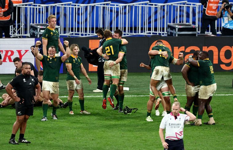 FOTO: Sudáfrica festeja un nuevo título de rugby, tras superar a los All Blacks. (@relevo)