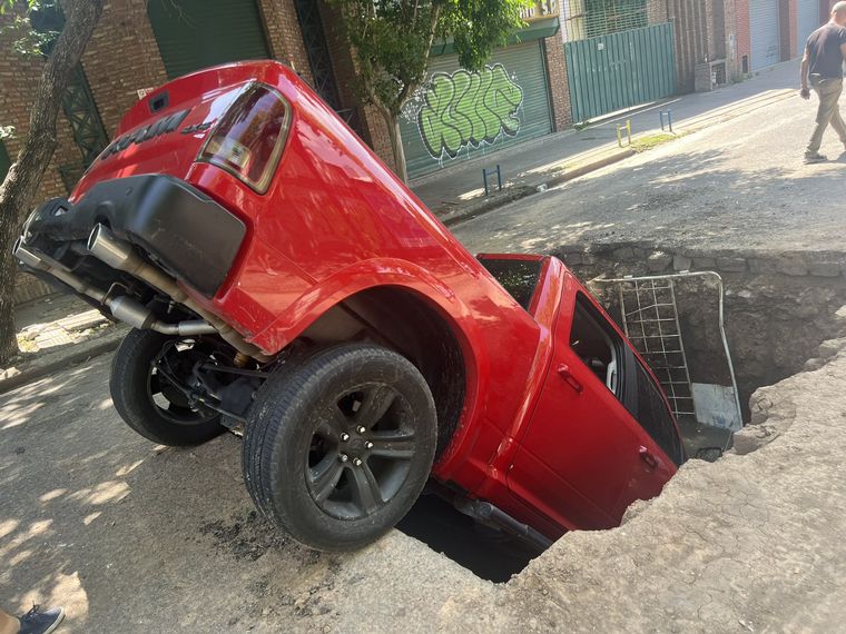 FOTO: Una camioneta cayó de punta en un pozo de Vera Mujica al 50. Imagen: Claudio Giglioni