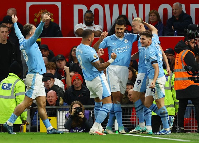 FOTO: El Manchester City goleo al United de visitante.