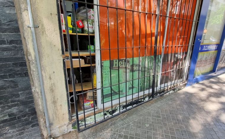 FOTO: Delincuentes barretaen un kiosco: roban 700 mil pesos en cigarrillos y dinero