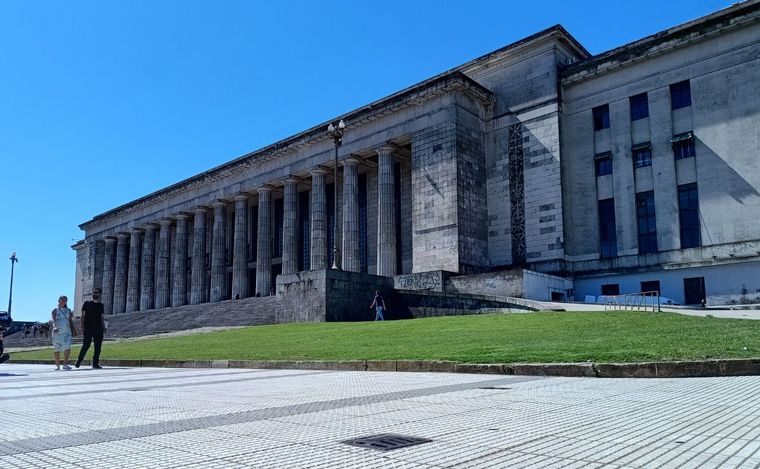 FOTO: La Facultad de Derecho se prepara para el último debate presidencial.