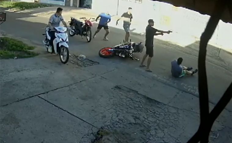 FOTO: Rosario: escalofriante robo a un joven que fue baleado mientras iba en moto. 