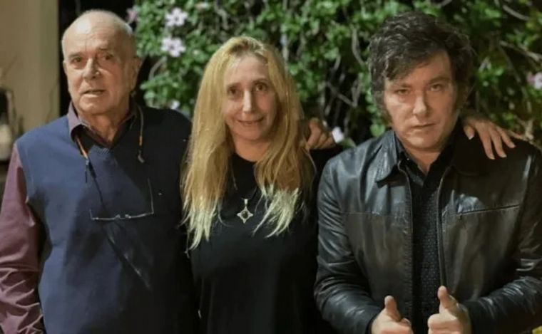 FOTO: Carlos Rodríguez junto a Karina y Javier Milei.