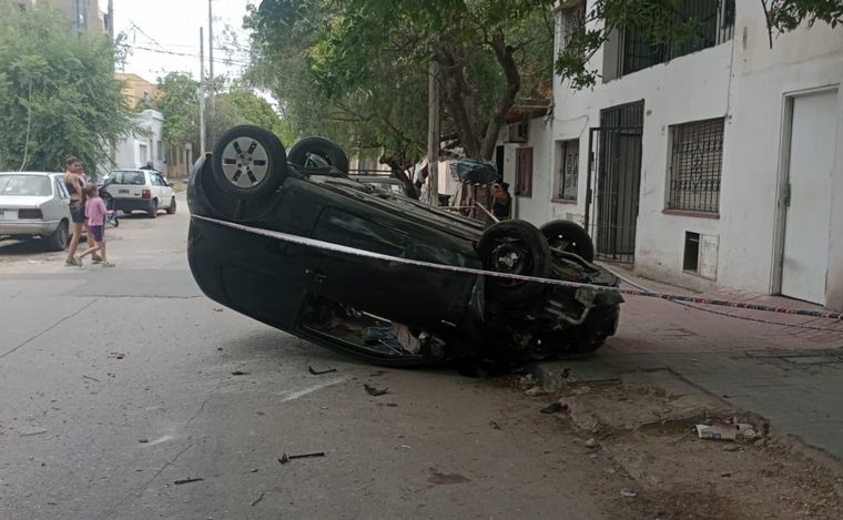 FOTO: Robaron un auto, volcaron y se dieron a la fuga: son buscados por la Policía.